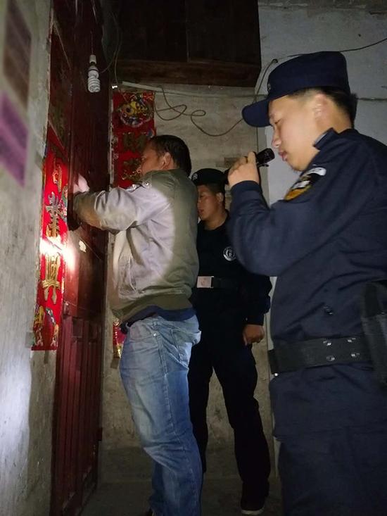 宝鸡粗心妈妈误将幼女锁家中 民警全城寻开锁师傅开门